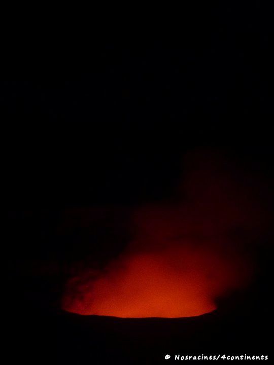 La fumée orange du cratère Halemaumau, Parc National des Volcans, Big Island, Hawaii - 2010