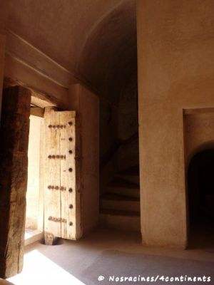 Nous découvrons l'intérieur du château de Jabrin : portes en bois, passages secrets et escaliers étroits