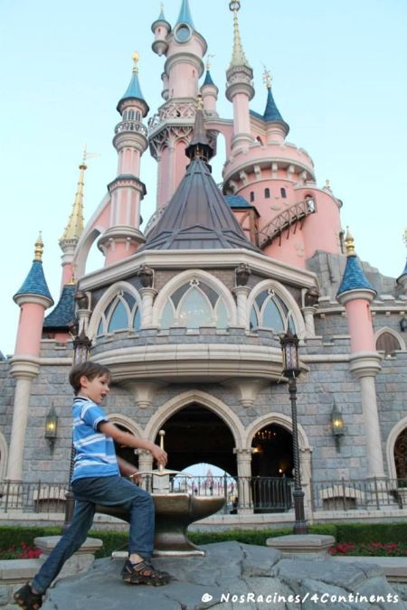 Devant le célèbre château, Disneyland Paris