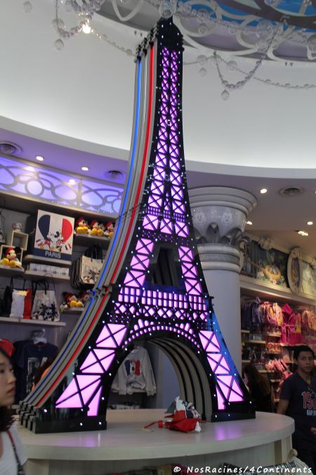 À la boutique Disney des Champs-Élysées