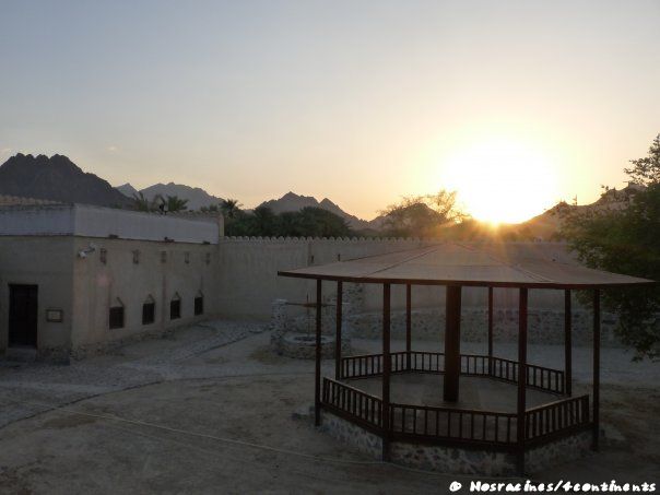 Le soleil se couche sur les montagnes Hajar, Hatta Heritage Village